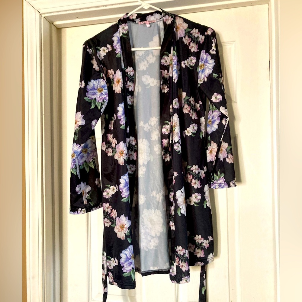 Women’s silky robe and matching pj pants!